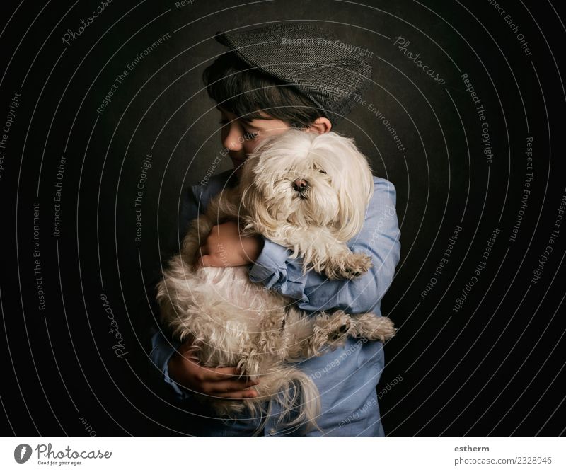 Junge umarmt seinen Hund Lifestyle Freude Mensch maskulin Kind Kleinkind Kindheit 1 3-8 Jahre Tier Haustier Tierjunges festhalten Lächeln Zusammensein kuschlig