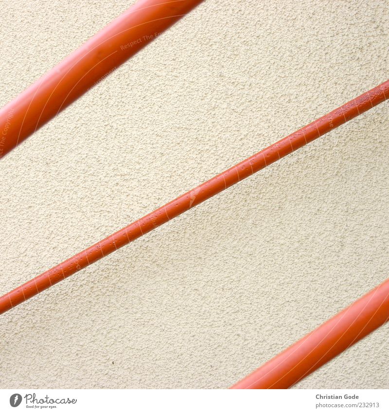 Rote Rohre rot Röhren Eisenrohr Treppengeländer Mauer Wand diagonal parallel Außenaufnahme abstrakt Strukturen & Formen Menschenleer Textfreiraum links