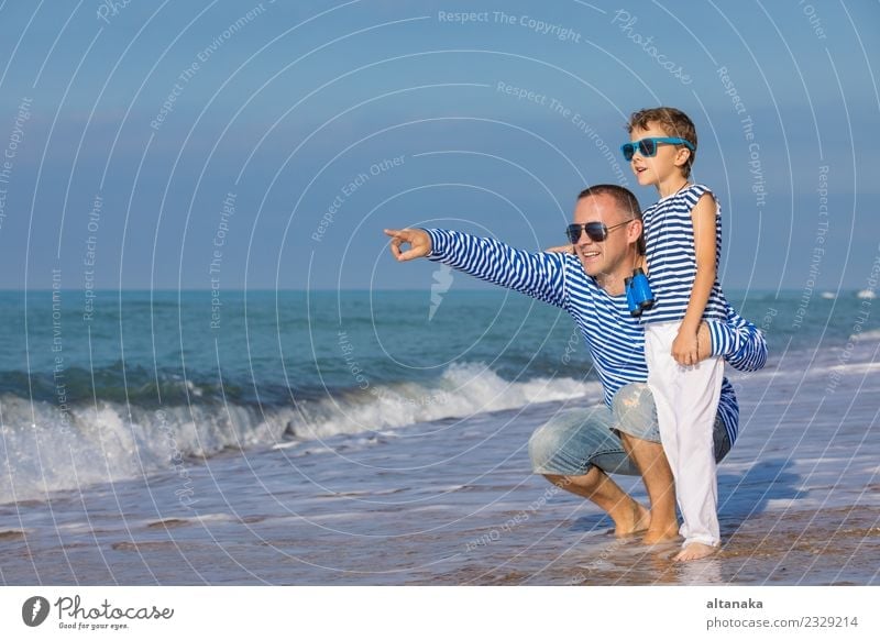 Vater und Sohn spielen am Strand am Tag. Lifestyle Freude Glück Leben Erholung Freizeit & Hobby Spielen Ferien & Urlaub & Reisen Ausflug Freiheit Camping Sommer