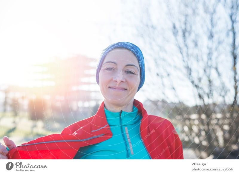 Porträt einer Läuferin im Park nach dem Laufen Lifestyle schön Gesundheit sportlich Sommer Sport Fitness Sport-Training Sportler Joggen Mensch feminin