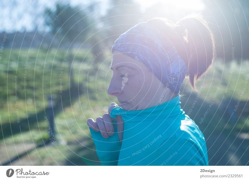 Porträt einer Läuferin im Park nach dem Laufen Lifestyle schön Sommer Sport Joggen Mensch Frau Erwachsene Natur Fitness stehen sportlich selbstbewußt 1 Aktion