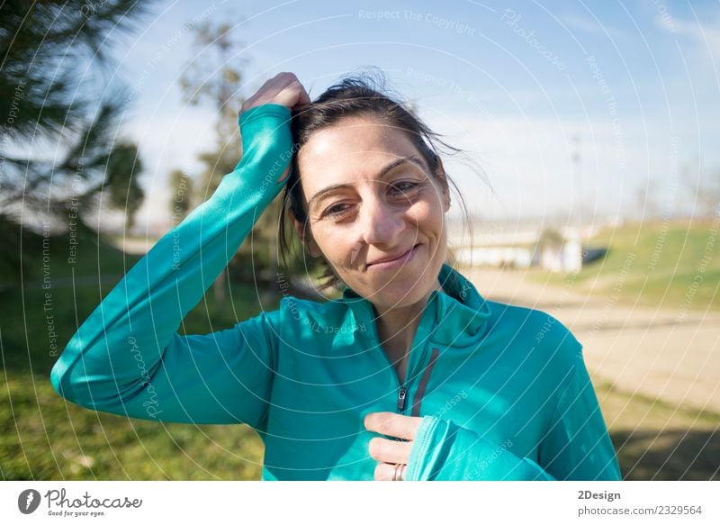 Porträt einer Läuferin im Park nach dem Laufen Lifestyle schön Sommer Sport Joggen Mensch Frau Erwachsene Natur Fitness stehen sportlich selbstbewußt 1 Aktion