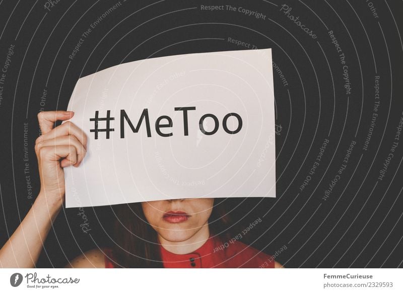 Woman showing note saying #MeToo feminin Junge Frau Jugendliche Erwachsene 1 Mensch 18-30 Jahre 30-45 Jahre Zeichen Schriftzeichen Sex Sexualität Tabubruch Wut