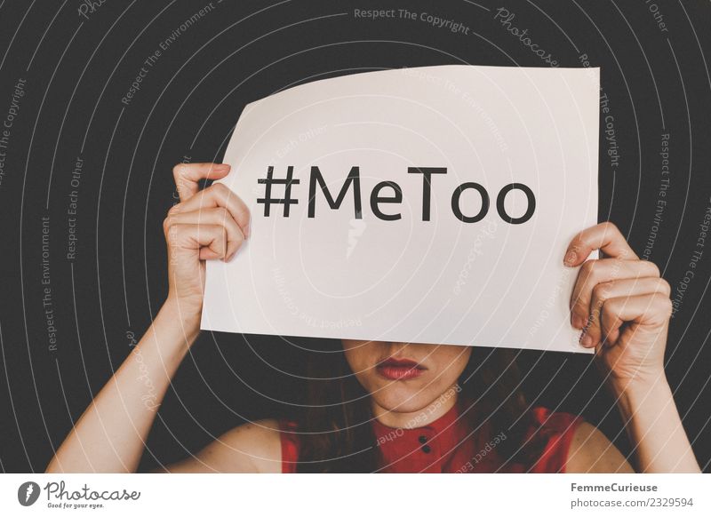 Woman showing note saying #MeToo Zeichen Schriftzeichen Sex Sexualität Konflikt & Streit unschuldig Verzweiflung metoo Hashtag Information Belästigung Opfer