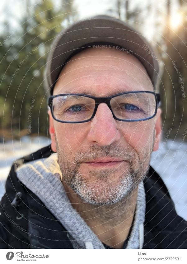 Selfie Mensch maskulin 1 Wald Freundlichkeit Gelassenheit Farbfoto Außenaufnahme Porträt Blick in die Kamera