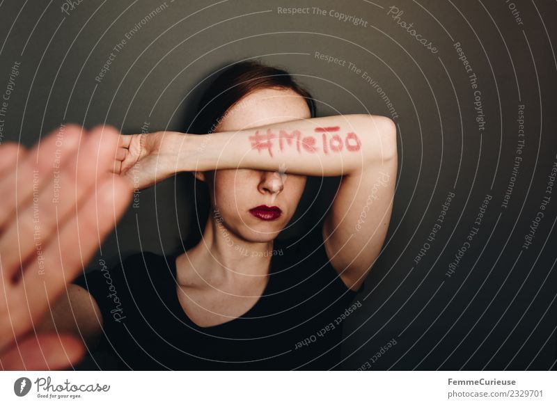 Woman showing #MeToo on her arm feminin Junge Frau Jugendliche Erwachsene 1 Mensch 18-30 Jahre 30-45 Jahre Zeichen Schriftzeichen Angst protestieren rebellieren