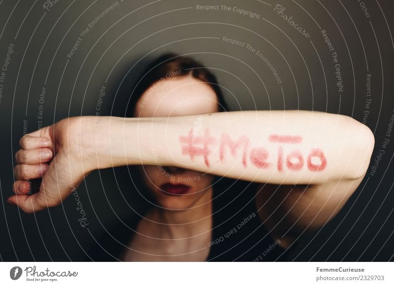 Woman showing #MeToo on her arm feminin Junge Frau Jugendliche Erwachsene 1 Mensch 18-30 Jahre 30-45 Jahre Zeichen Schriftzeichen Sex Sexualität Tabubruch Wut