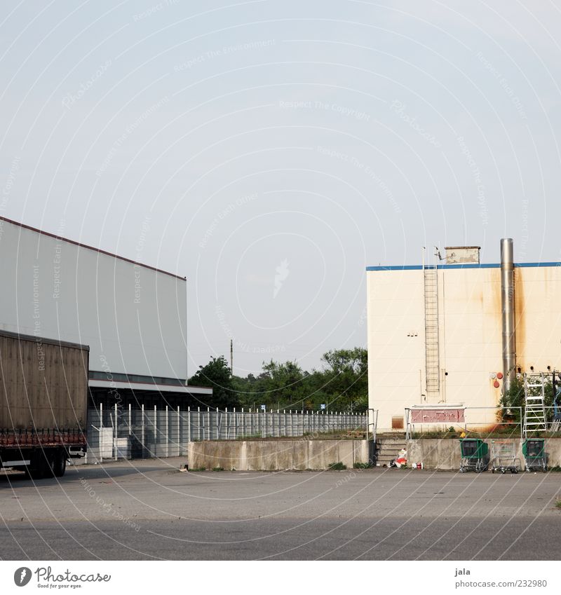 umschlagsplatz Himmel Wolkenloser Himmel Industrieanlage Fabrik Platz Bauwerk Gebäude Architektur Lastwagen trist Farbfoto Außenaufnahme Menschenleer