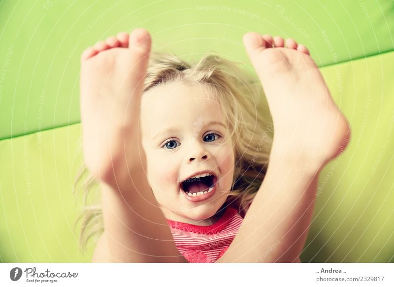 Füße hoch ... Kind Kleinkind Mädchen Gesicht Fuß 1 Mensch 1-3 Jahre Bewegung Fitness Lächeln lachen liegen Spielen Sport Fröhlichkeit frisch Gesundheit Glück