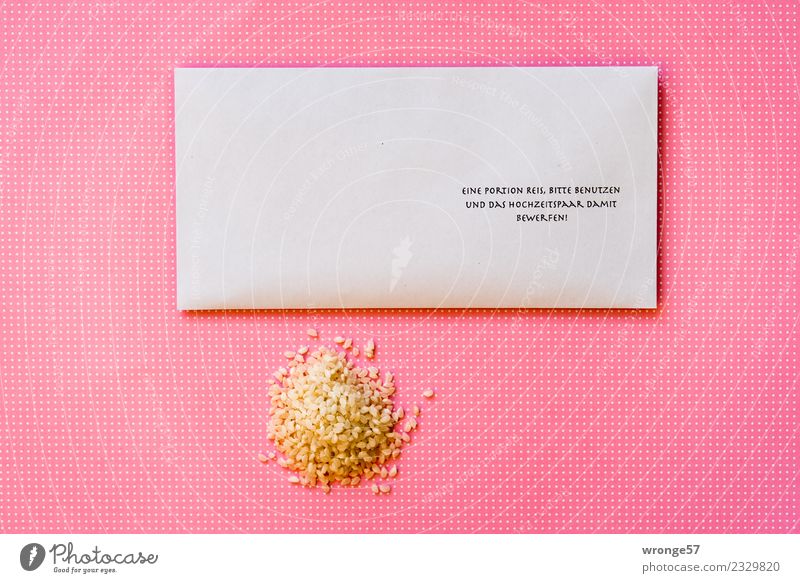 Briefumschlag mit Reiskörnern Hochzeit Glücksbringer rosa weiß auffordern Hochzeitszeremonie Farbfoto mehrfarbig Innenaufnahme Nahaufnahme Menschenleer
