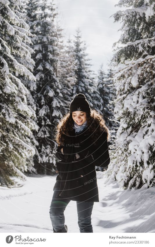 Junge Frau stapft durch Winterwald Freude Glück Wellness Leben harmonisch Wohlgefühl Zufriedenheit Ferien & Urlaub & Reisen Tourismus Ausflug Ferne Freiheit