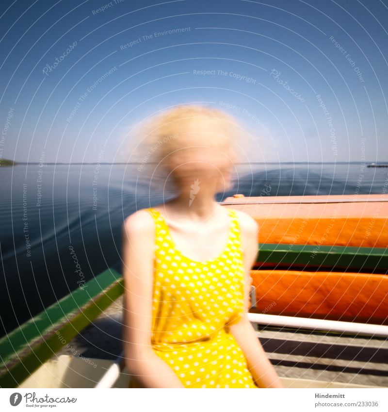 #233036 Ausflug Sonne Wellen Bootsfahrt feminin Junge Frau Jugendliche 1 Mensch See Chiemsee Kleid langhaarig Bewegung Erholung Ferien & Urlaub & Reisen blond