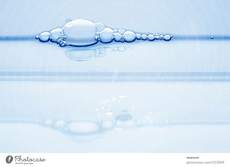 clearwater revival Wasser Wasserlinie Luftblase Schaumblase einfach frisch hell kalt nass Sauberkeit blau Reinlichkeit durchsichtig Farbfoto Nahaufnahme