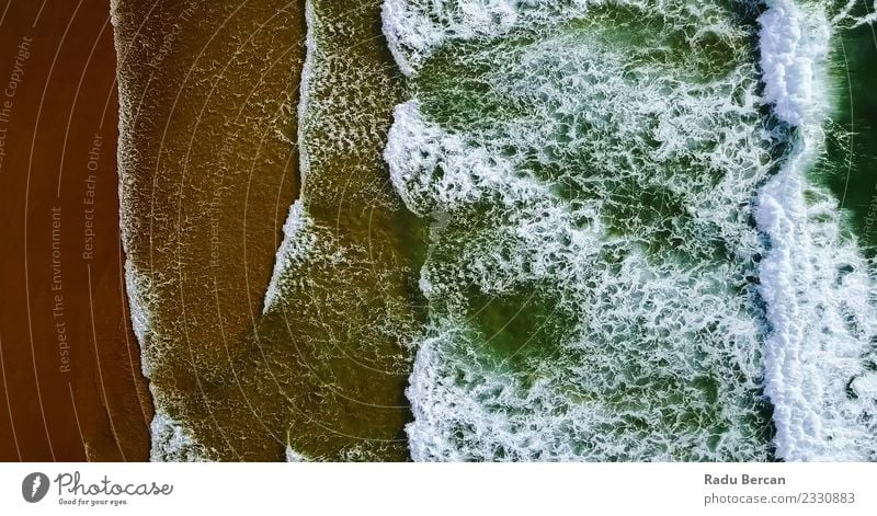Luftaufnahme der Meereswellen, die am Strand erdrücken. Umwelt Natur Landschaft Sand Wasser Sommer Wetter Wind Sturm Wellen Küste schön mehrfarbig Abenteuer