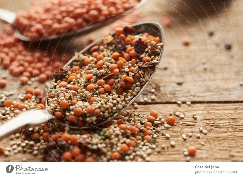 rote Linsen, weiße Quinoa, Berberitzen auf altem Löffel Gemüse Ernährung Essen Abendessen Vegetarische Ernährung Diät Lifestyle Gesundheit Fitness Übergewicht