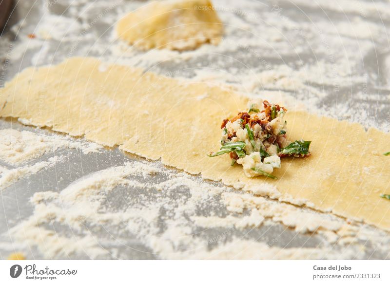 Vorbereitung der Füllung für handgemachte Tortellini Lebensmittel Ernährung Abendessen Bioprodukte Vegetarische Ernährung Diät Slowfood Italienische Küche