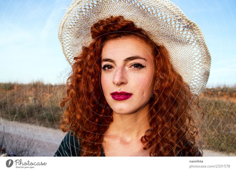 Junge rothaarige Frau mit Weizenhut Lifestyle elegant schön Haare & Frisuren Haut Gesicht Sommersprossen Ferien & Urlaub & Reisen Tourismus Sommerurlaub Sonne