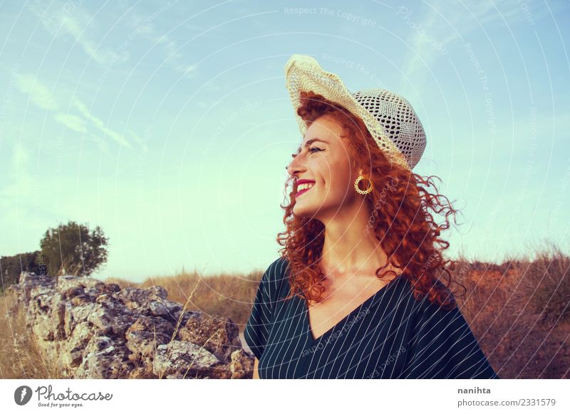 Junge Rothaarige Frau bei einem schönen Sonnenuntergang Lifestyle elegant Stil Freude Haare & Frisuren Gesundheit Wellness harmonisch Wohlgefühl Sommer
