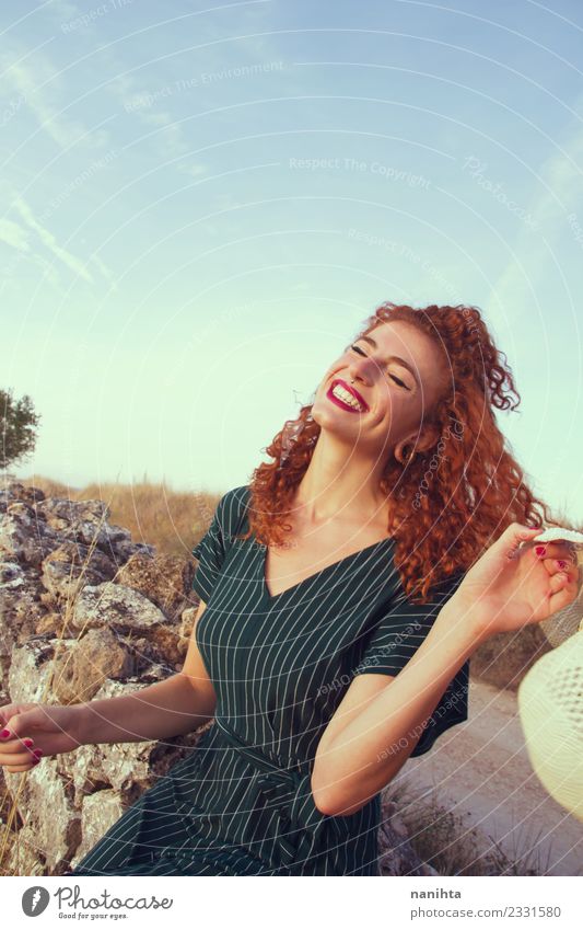 Junge rothaarige Frau genießt das Leben im Urlaub Lifestyle elegant Stil Freude Haare & Frisuren Gesundheit Wellness Wohlgefühl Ferien & Urlaub & Reisen