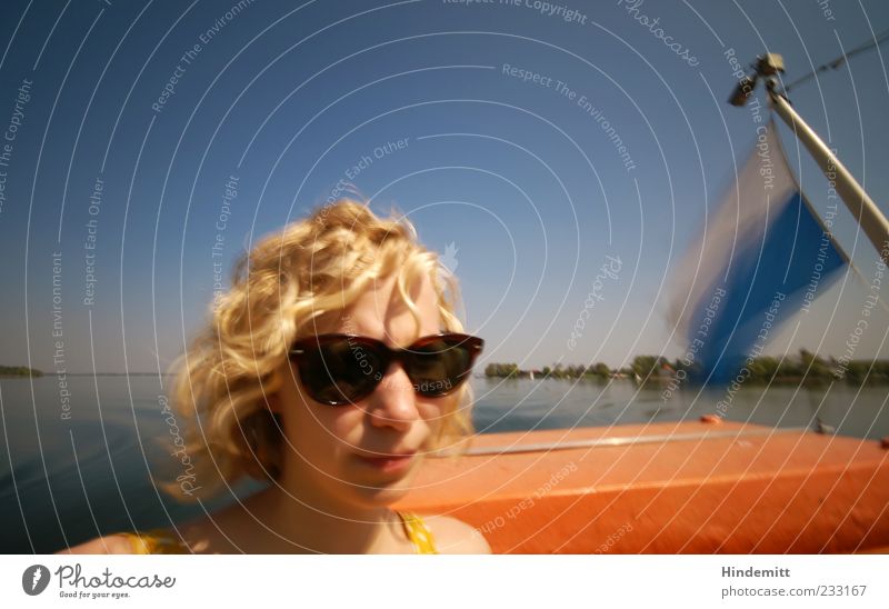 #233167 Ferien & Urlaub & Reisen Ausflug feminin Junge Frau Jugendliche Mensch Himmel Wolkenloser Himmel Insel Fraueninsel See Chiemsee Sonnenbrille blond