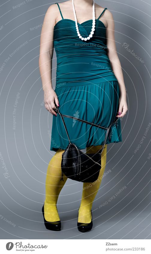 DIESES MODEL GEHÖRT ZU MIR Lifestyle elegant Stil Design feminin Junge Frau Jugendliche 18-30 Jahre Erwachsene Mode Bekleidung Kleid Strumpfhose Accessoire