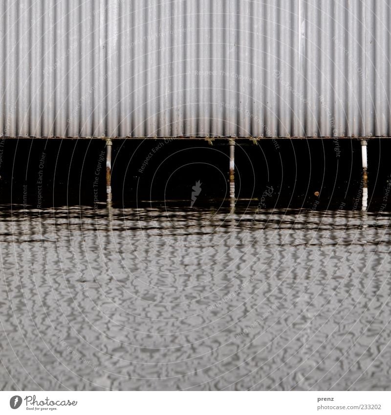 Bootshaus Wasser Flussufer Mauer Wand Fassade Metall Stahl Rost braun grau schwarz weiß Wellblech abstützen Kanal Reflexion & Spiegelung 3 vertikal Linie
