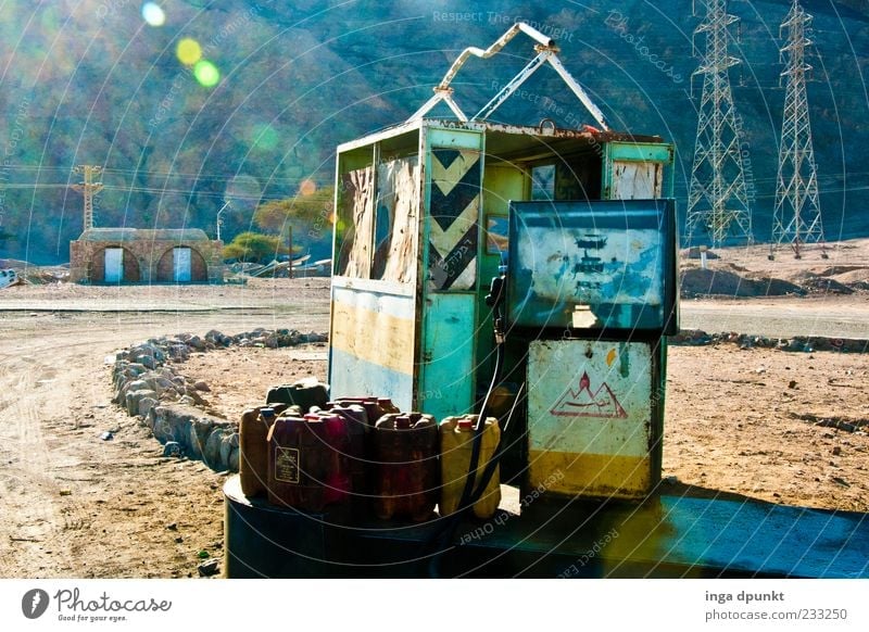 Danke, alte Tanke Technik & Technologie Energiewirtschaft Erdöl Rohstoffe & Kraftstoffe Nuweiba Sinai-Halbinsel Ägypten Menschenleer Tankstelle Benzin