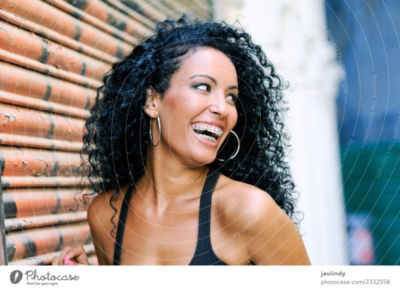 Porträt einer lächelnden jungen schwarzen Frau mit Zahnspange Lifestyle schön Haare & Frisuren Mensch feminin Junge Frau Jugendliche Erwachsene Mund Lippen
