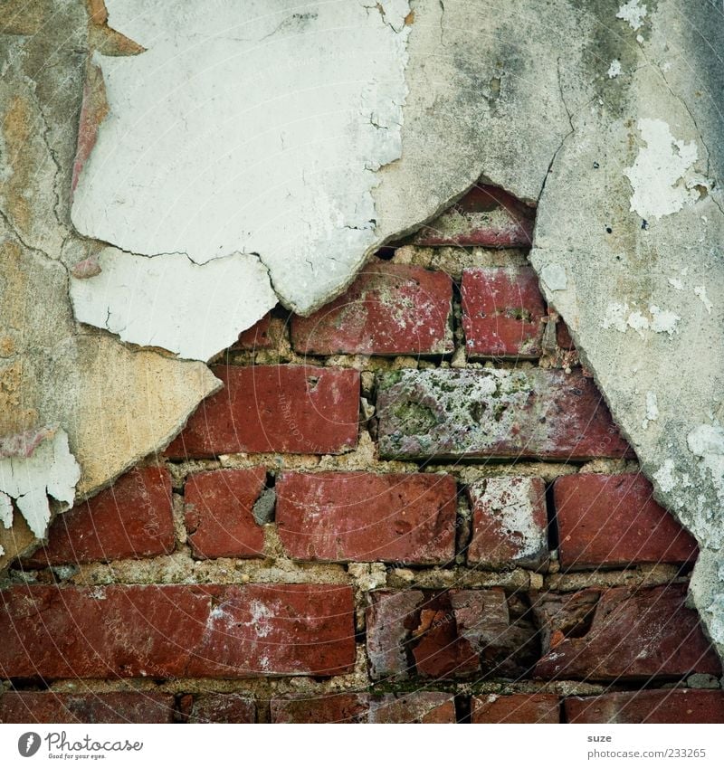 Steinalt Haus Mauer Wand Fassade Backstein eckig einfach kaputt Verfall Vergänglichkeit Putz Zahn der Zeit Hintergrundbild dreckig Strukturen & Formen
