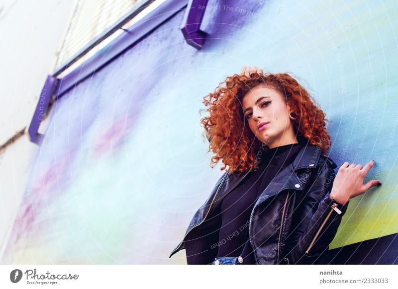 Junge rothaarige Frau an einer bunten Wand Lifestyle Stil Design schön Haare & Frisuren Mensch feminin Junge Frau Jugendliche 1 18-30 Jahre Erwachsene Kultur