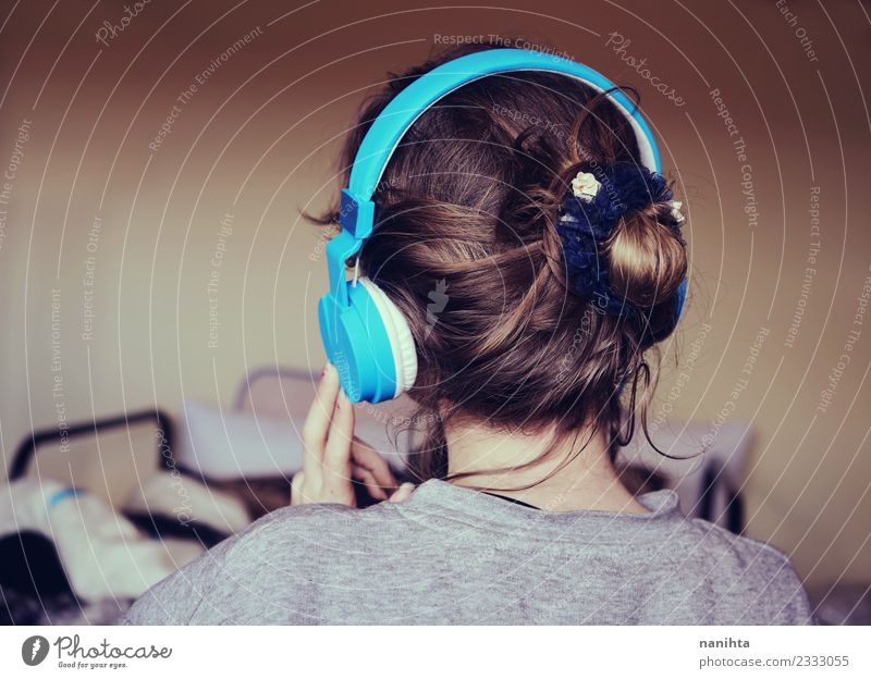 Rückansicht einer jungen Frau beim Musikhören Lifestyle Stil Haare & Frisuren harmonisch Sinnesorgane Erholung Freizeit & Hobby Häusliches Leben