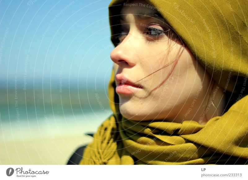 Senf-Kaschmir-Prüfung Mensch feminin Junge Frau Jugendliche Kopf Gesicht Auge Mund Lippen 1 18-30 Jahre Erwachsene Mode Schal Kopftuch Blick träumen Traurigkeit