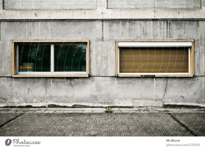 fensterwirrwarr III Fassade alt verfallen Verfall vergessen geschlossen vergangen unbrauchbar kaputt grau Fenster Reflexion & Spiegelung Rollladen Beton