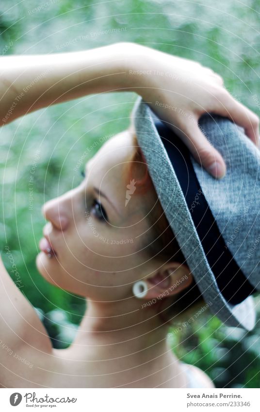 die richtige einstellung. elegant Stil feminin Junge Frau Jugendliche Gesicht 1 Mensch 18-30 Jahre Erwachsene Schönes Wetter Hut Kopfbedeckung Accessoire modern