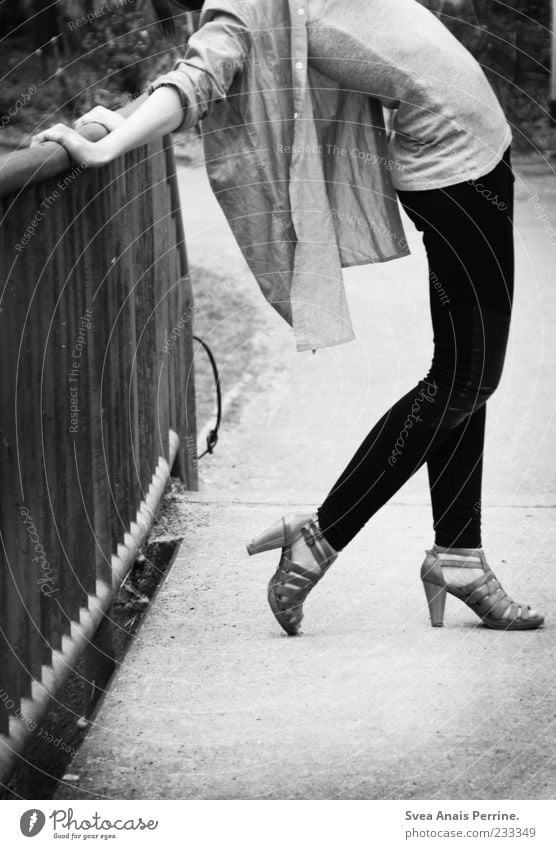 weil sie´s kann. Lifestyle elegant Stil feminin Junge Frau Jugendliche Beine Fuß 1 Mensch 18-30 Jahre Erwachsene Geländer Mode Hemd Leggings Strumpfhose
