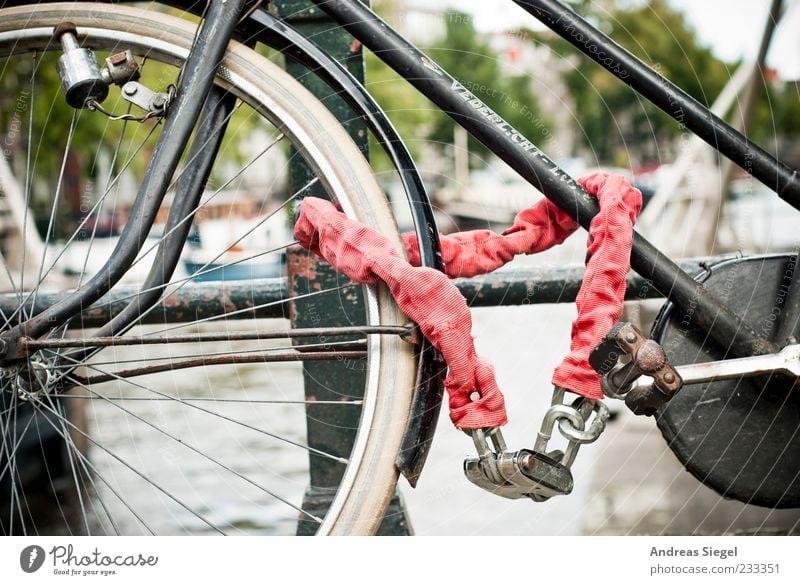 Abschlusseigenschaft Sommer Amsterdam Brückengeländer Verkehrsmittel Fahrrad Kette Schloss Metall stehen alt authentisch trist rot angeschlossen parken Farbfoto