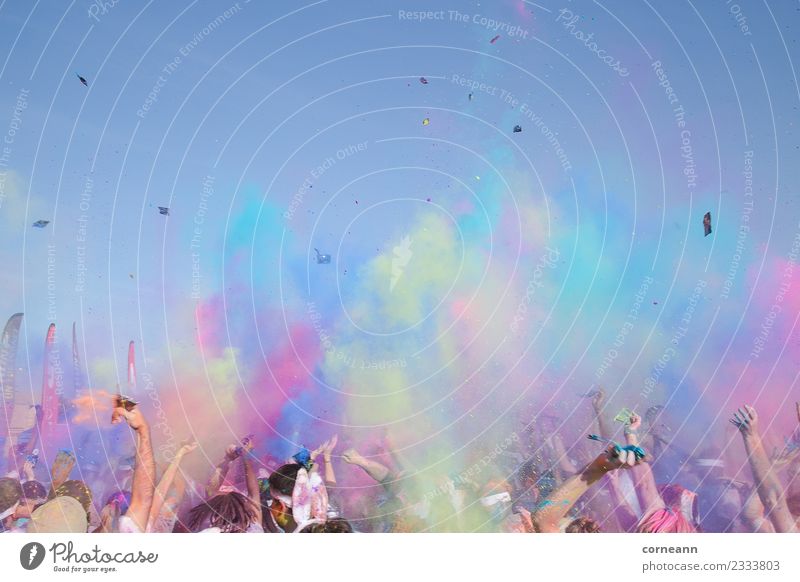 Farbfestival mit Pulverhänden in der Luft Freude Sport Familie & Verwandtschaft Freundschaft Arme Hand Menschenmenge Tanzen Musik Open Air springen werfen