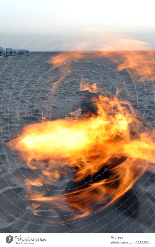 Spiekeroog | ... der mit dem Feuer spielt!!! Nordsee Kitsch feurig Strand Farbfoto Außenaufnahme Experiment Dämmerung Langzeitbelichtung Unschärfe