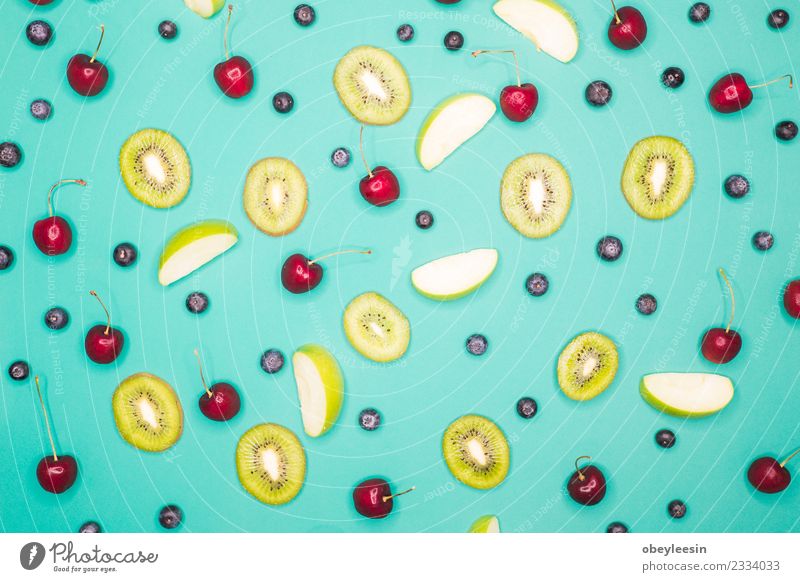 Draufsicht auf Obst auf blauem Hintergrund Lebensmittel Frucht Slowfood Lifestyle kaufen Stil Abenteuer Farbfoto mehrfarbig Morgen Tag