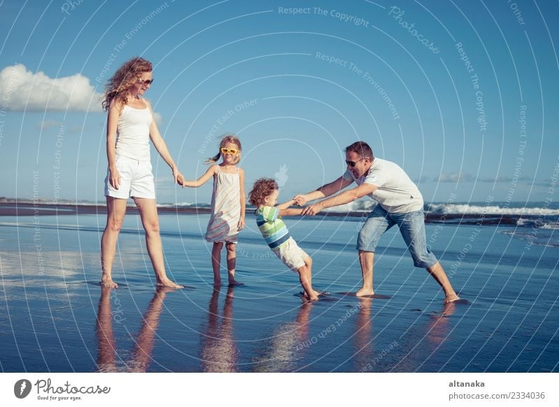 Glückliche Familie zu Fuß am Strand in der Tageszeit. Konzept der freundlichen Familie. Lifestyle Freude Leben Freizeit & Hobby Spielen Ferien & Urlaub & Reisen