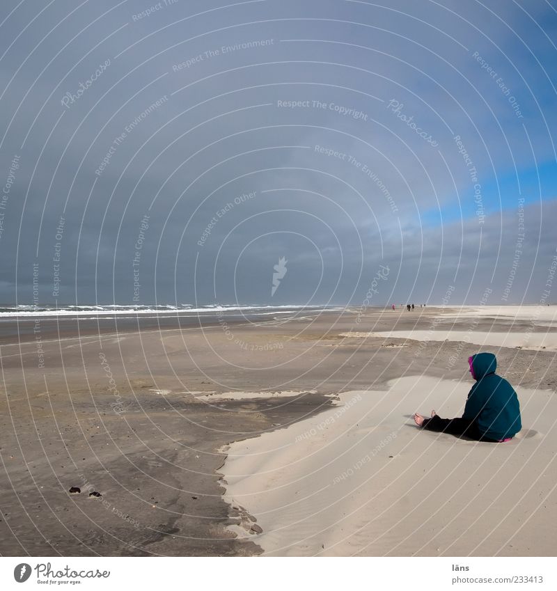 Spiekeroog | ich brauch meehr sand Mensch Umwelt Natur Landschaft Sand Wolken sitzen Strand Horizont Farbfoto Außenaufnahme Textfreiraum oben Textfreiraum Mitte