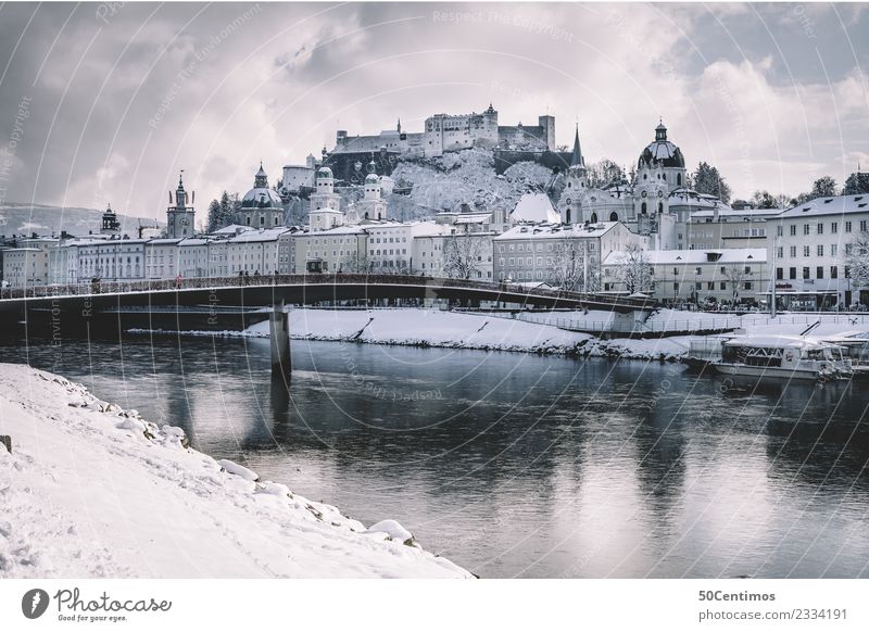Winterstimmung in Salzburg Festung Salzburg Schnee Wolken Salzach Fluss Brücke Altstadt Farbfoto Außenaufnahme Burg oder Schloss Tourismus Stadt Wahrzeichen