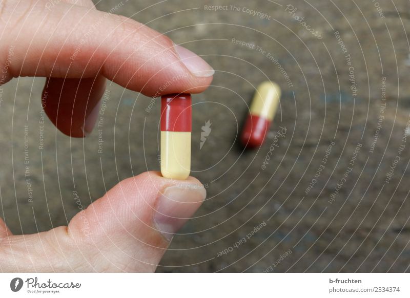 eine Kapsel täglich Gesundheit Behandlung Rauschmittel Medikament Finger wählen festhalten Krankheit Leistung Verbote Tablette Die Pille Doping Drogensucht