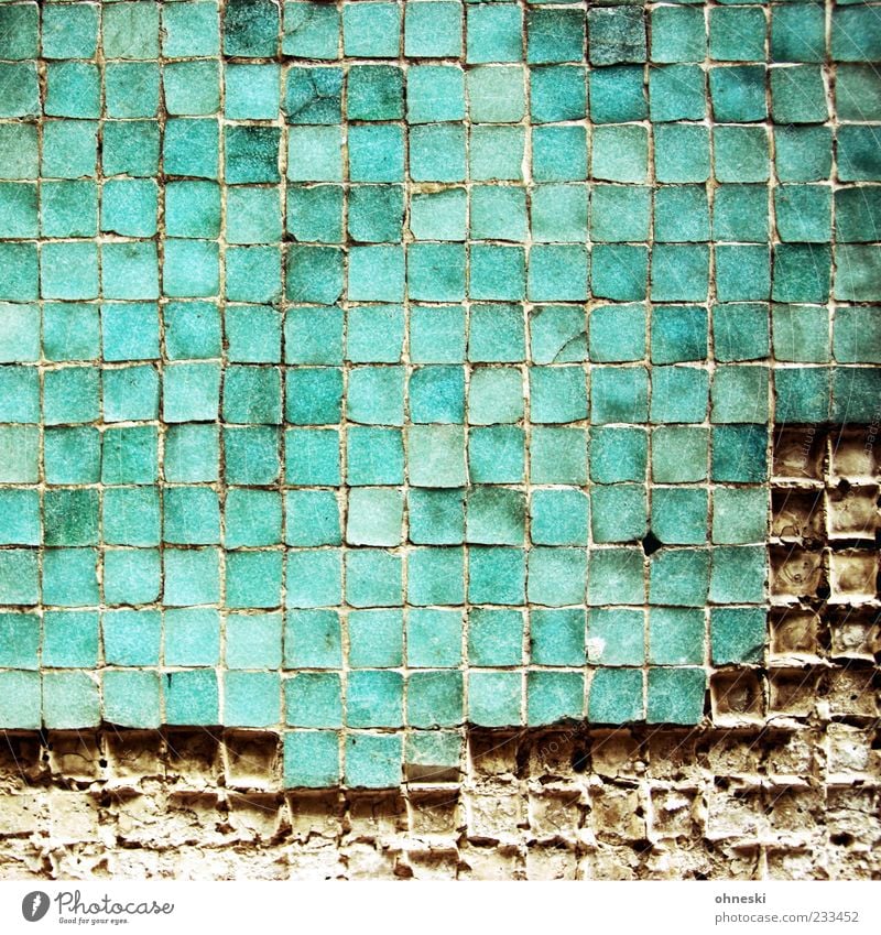 Ausgefressen Bauwerk Architektur Mauer Wand Fassade Fliesen u. Kacheln Mosaik kaputt grün türkis Fuge Farbfoto Außenaufnahme abstrakt Muster Strukturen & Formen