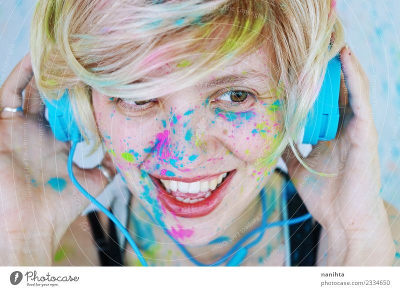 Junge Frau mit Farbe im Gesicht hört Musik. Lifestyle Stil Design Freude schön Schminke Wellness Leben Freizeit & Hobby Mensch feminin Jugendliche 1 18-30 Jahre