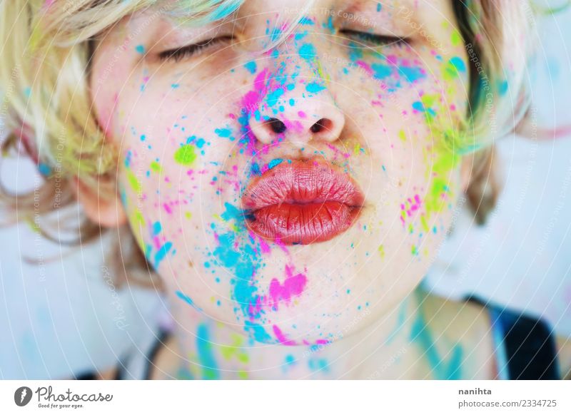 Kuss einer jungen Frau mit bunter Farbe im Gesicht Stil Design exotisch schön Schminke Mensch feminin Junge Frau Jugendliche 1 18-30 Jahre Erwachsene Kunst