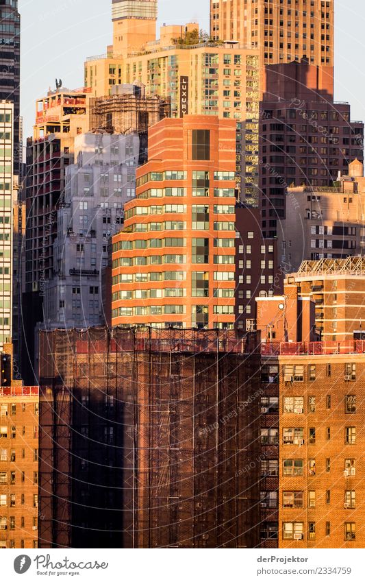 Hochaus in New York Zentralperspektive Starke Tiefenschärfe Sonnenlicht Reflexion & Spiegelung Kontrast Schatten Licht Tag Textfreiraum Mitte