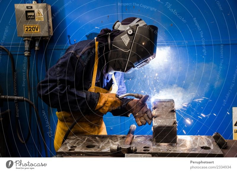 Schweißer Arbeit & Erwerbstätigkeit Beruf Arbeitsplatz Fabrik Industrie Werkzeug Mann Erwachsene Metall Stahl bauen Sicherheit Schutz Konstruktion