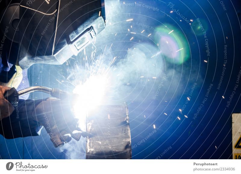 Schweißer Arbeit & Erwerbstätigkeit Beruf Arbeitsplatz Fabrik Industrie Werkzeug Mann Erwachsene Metall Stahl bauen Sicherheit Schutz Konstruktion