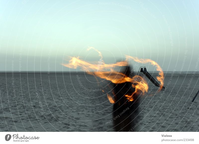 Spiekeroog | kleiner Feuerteufel Urelemente Sand heiß brennen Farbfoto Außenaufnahme Experiment Dämmerung Langzeitbelichtung Unschärfe Bewegungsunschärfe Fackel